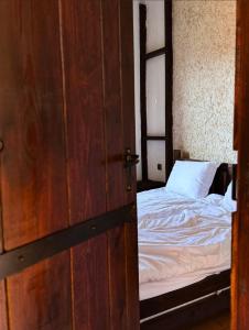 eine offene Tür zu einem Schlafzimmer mit einem Bett in der Unterkunft RhodoNest in Kara Agach