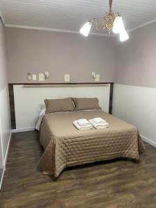 een slaapkamer met een bed met twee handdoeken erop bij Patri Hotel in Chivilcoy +35 foto's