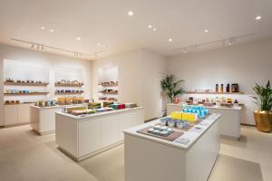 een winkel met witte toonbanken in een kamer bij Okinawa Harborview Hotel in Naha +109 foto's