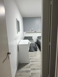 ein kleines Zimmer mit einem Bett und ein Zimmer mit einem Flur in der Unterkunft Patri Hotel in Chivilcoy + 35 Fotos