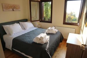 a bedroom with two towels on a bed at Villa Elea in Milies Pelion in Mileai