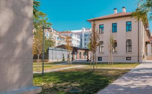 een uitzicht op een gebouw met bomen in een park bij VE Hotels Adakale in Yenişehir