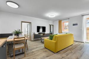 een woonkamer met een gele bank en een tafel bij George 01 by Mountain ways in Kovářská