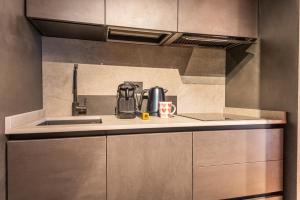 Nhà bếp/bếp nhỏ tại HelloCHALET - The Alpine Suite - Central Studio, Walk to Slopes