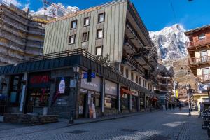 Cảnh núi rừng hoặc tầm nhìn ra núi từ căn hộ