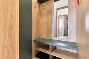 een badkamer met een groene wastafel en een spiegel bij George 01 by Mountain ways in Kovářská +23 foto's