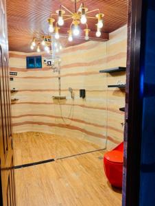 bagno con doccia e parete in vetro di Forest 101 a Infanta Altre 32 foto