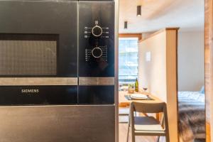 Nhà bếp/bếp nhỏ tại HelloCHALET - The Alpine Suite - Central Studio, Walk to Slopes