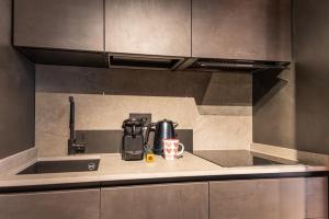 Nhà bếp/bếp nhỏ tại HelloCHALET - The Alpine Suite - Central Studio, Walk to Slopes +21 ảnh