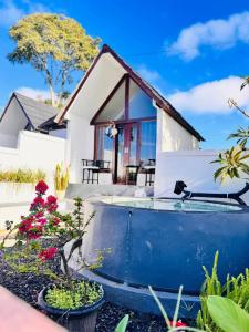 ein Haus mit einem Wasserspiel im Garten in der Unterkunft Savana Bali Glamping in Bangli