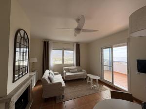 un soggiorno con un divano e una sedia di Atalaya Blanca a San José