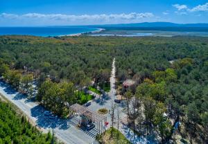 KırklareliLONGOSPHERE GLAMPING的享有度假村水上公园的顶部景致