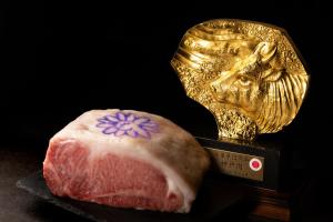 een stuk vlees naast een gouden trofee bij Okinawa Harborview Hotel in Naha