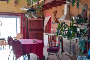 een keuken met een tafel en stoelen en een tafel bij Au restalèz in Trémargat