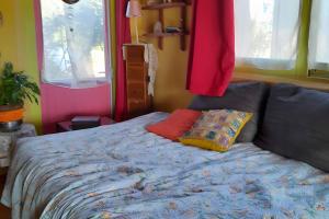 een bed met twee kussens erop in een slaapkamer bij Au restalèz in Trémargat