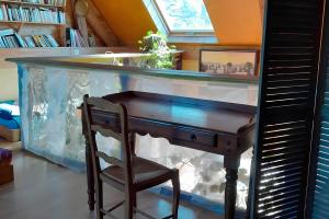 een bureau met een stoel naast een aquarium bij Au restalèz in Trémargat