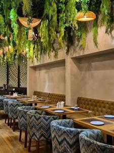 eine Reihe von Tischen und Stühlen in einem Restaurant in der Unterkunft Annandam Inn(Hotel Anand) in Seonī