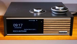 een radio met een camera erop bij Studioatelier in Übigau in Dresden