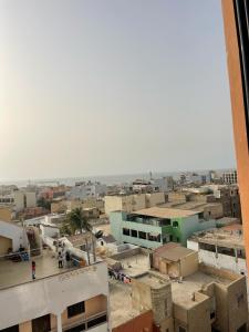 une vue d'une ville avec des bâtiments dans l'établissement Classimo, à Dakar