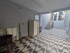 Camera con frigorifero in una stanza con scale di Loft FMIT Medicina a Itajubá