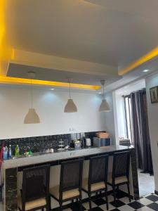 une cuisine avec un comptoir et des chaises autour de la cuisine dans l'établissement Classimo, à Dakar