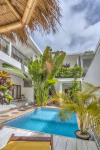 un'immagine di una piscina di fronte a un edificio di Villa iris Homestay a Uluwatu
