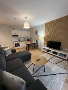 een woonkamer met een bank en een tafel bij G&M Home in Elassona