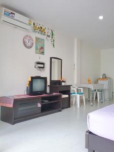 TV a/nebo společenská místnost v ubytování We Love Kata