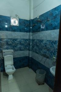 een badkamer met toilet en wastafel bij Krazy Hotel in Haldwani +26 foto's