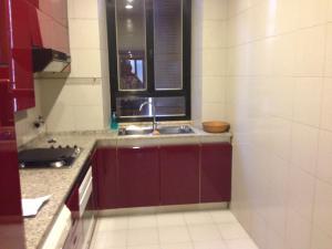 uma cozinha com um lavatório e uma janela em Luxury ai Banchi Nuovi em Roma