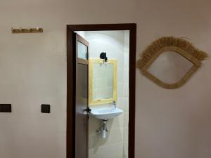 een badkamer met een wastafel en een spiegel bij tawja surf house in Taghazout