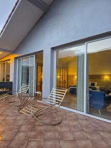 due sedie su un patio con un soggiorno di Villa privé Tetouan avec piscine a Tétouan