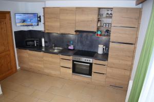 Nhà bếp/bếp nhỏ tại Apart Gertrud +8 ảnh