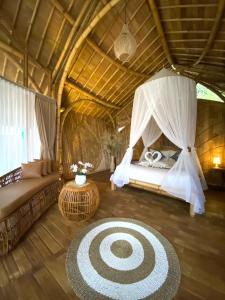 Cette grande chambre comprend un lit et un tapis. dans l'établissement Hidden Bamboo Village, à Selat