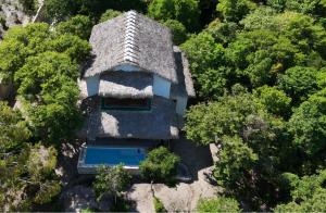 eine Draufsicht auf ein Haus im Wald in der Unterkunft Mangrov'Evasion in Mahajanga