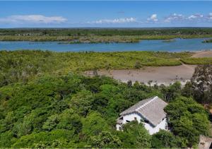 einem Luftblick auf ein Haus und einen Fluss in der Unterkunft Mangrov'Evasion in Mahajanga