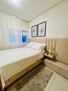 En eller flere senge i et værelse på Excelente Apartamento Alto Padrão Centro Ed Dubai