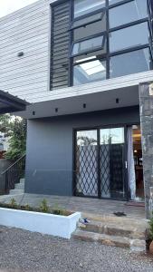 een huis met glazen deuren en een balkon bij LS maison de vacance in Roche Bois +5 foto's