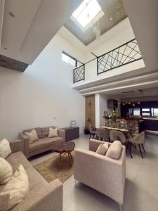 een woonkamer met banken en een eetkamer bij LS maison de vacance in Roche Bois