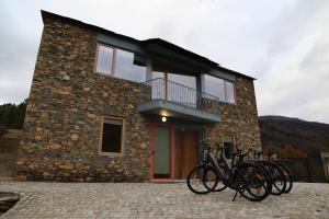 een groep fietsen geparkeerd voor een gebouw bij MedronHouse - Casa de Campo in Vasco Esteves de Baixo