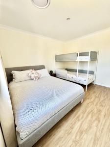 Postel nebo postele na pokoji v ubytování Riviera Caravan Park