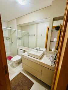 Et badeværelse på Excelente Apartamento Alto Padrão Centro Ed Dubai