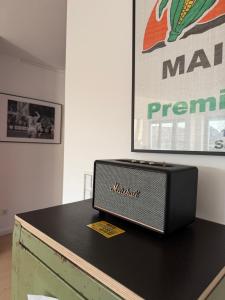 een laptop op een tafel bij Silk House - Designerwohnung nahe Düsseldorf in Krefeld