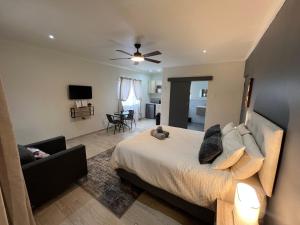 een slaapkamer met een bed en een woonkamer bij Ukosi Brisa in Kloof