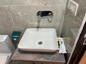 Et badeværelse på The Naini Inn By ASPien Hotels + 25 billeder