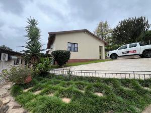 a white truck parked in front of a house at Ukosi Brisa in Kloof