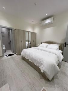 een grote witte slaapkamer met een groot wit bed bij SUKN Qiddiya- Al Muzahimiyah in Riyad