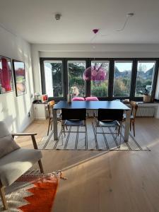 een woonkamer met een eettafel en stoelen bij Silk House - Designerwohnung nahe Düsseldorf in Krefeld