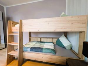 En eller flere senge i et værelse på 65m² Ferienwohnung zwischen Skiarena & Saunawelt