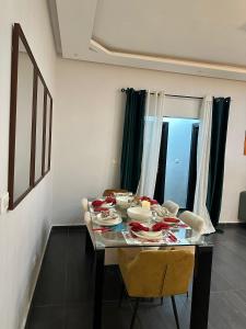 tavolo da pranzo con piatti di cibo di résidence Manolie a Abidjan